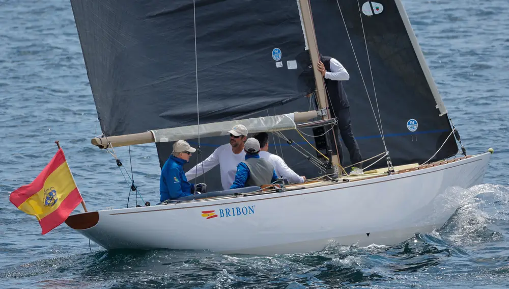 Juan Carlos I, a bordo del Bribón en la regata Turismo de Galicia