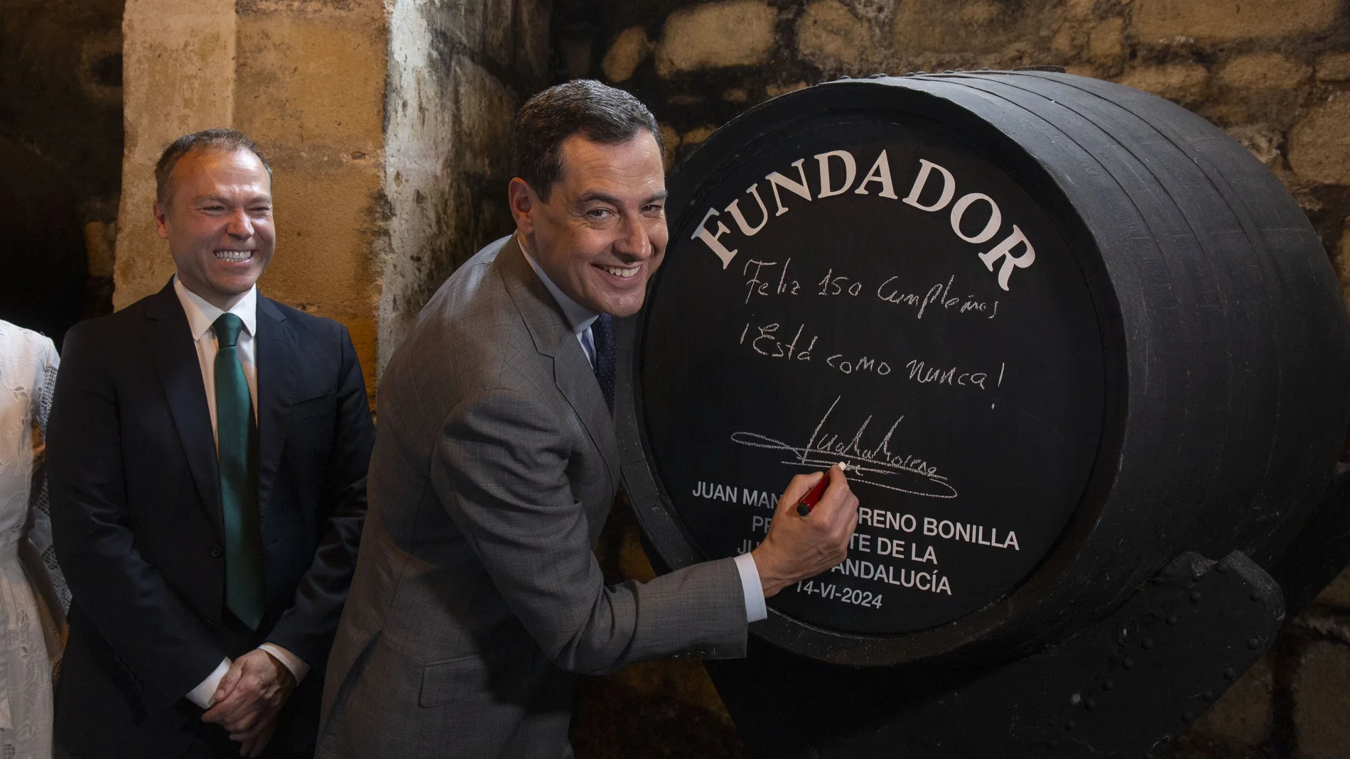 Juanma Moreno firma una una bota en las Bodegas Fundador