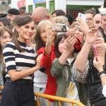 La reina Letizia haciéndose fotos con la gente