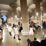 Una modelo presenta la colección 'Crucero 2025' de La 'maison' francesa de moda Louis Vuitton, diseñada por el creativo Nicholas Ghesquière, este jueves en el Park Güell de Barcelona, en una cita que reúne a personalidades y actrices de Hollywood, además del dueño de LVMH, Bernard Arnault, el hombre con la mayor fortuna del mundo