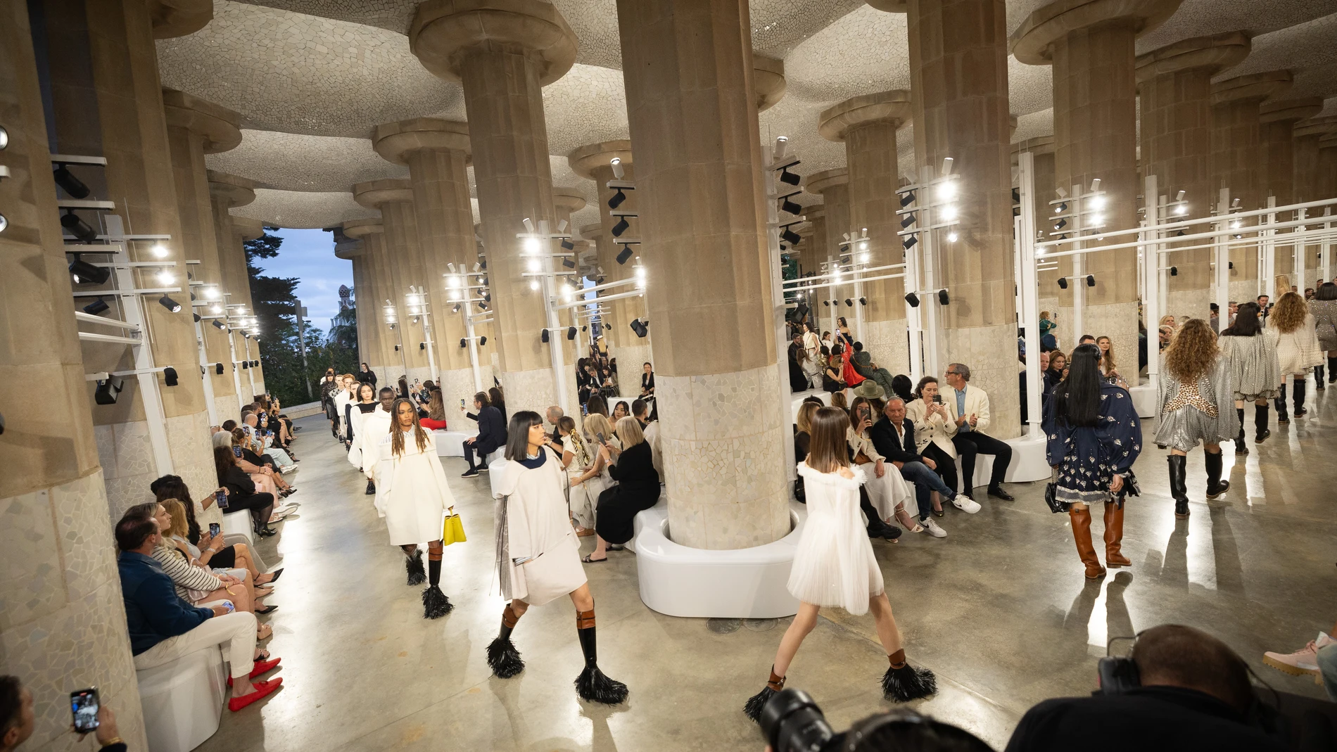 Una modelo presenta la colección 'Crucero 2025' de La 'maison' francesa de moda Louis Vuitton, diseñada por el creativo Nicholas Ghesquière, este jueves en el Park Güell de Barcelona, en una cita que reúne a personalidades y actrices de Hollywood, además del dueño de LVMH, Bernard Arnault, el hombre con la mayor fortuna del mundo