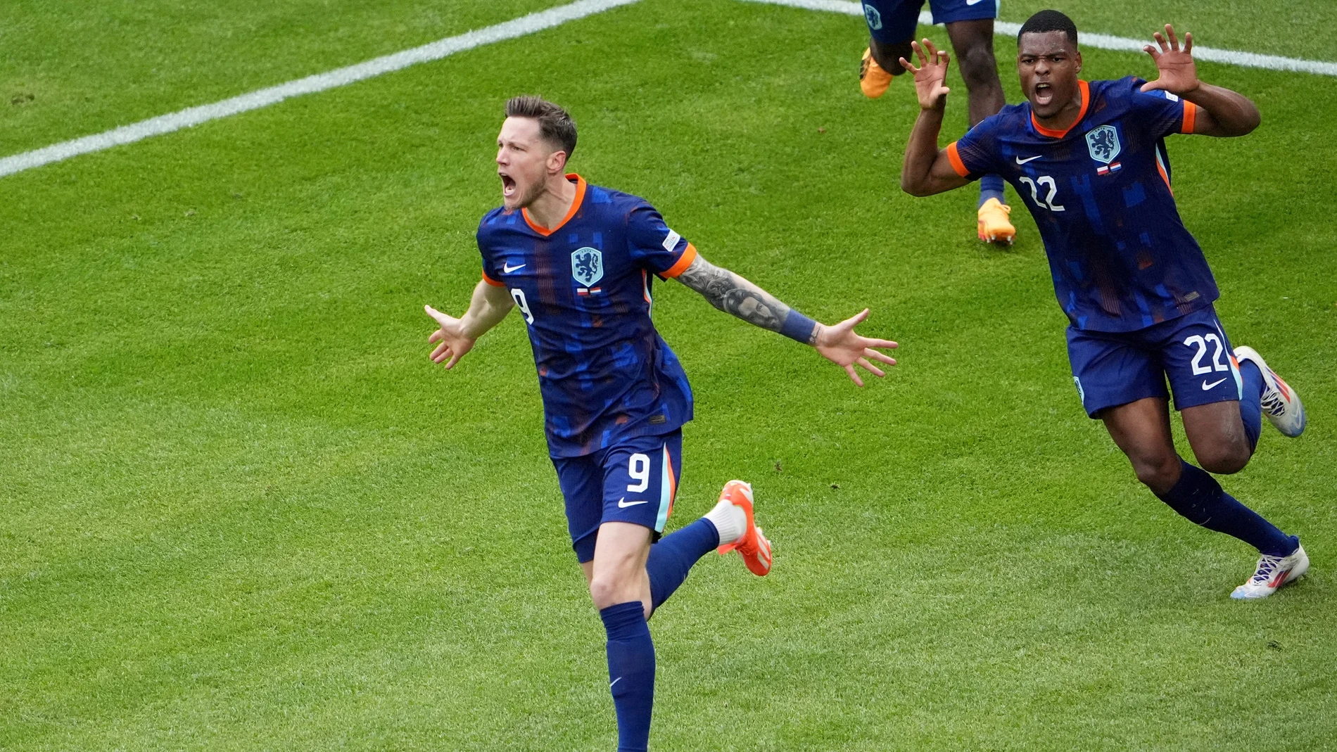 16 June 2024, Hamburg: The Netherlands' Wout Weghorst (L) celebrates his side's second goal of the game during the UEFA EURO 2024 Group D soccer match between Poland and Netherlands at Volksparkstadion Hamburg. Photo: Marcus Brandt/dpa16/06/2024 ONLY FOR USE IN SPAIN