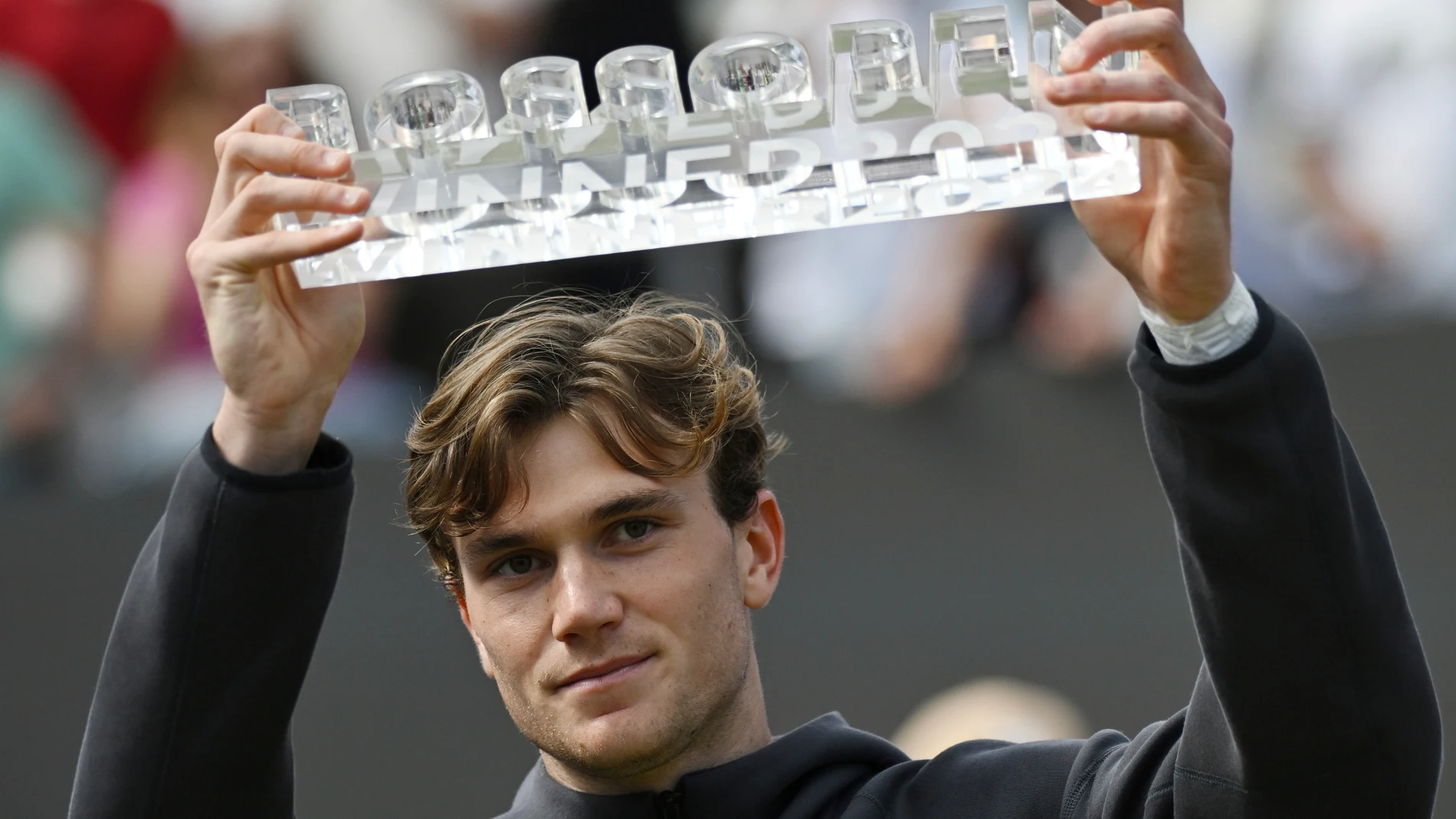Jack Draper, con el trofeo de campeón en Stuttgart