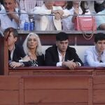 Karina Bocos y su hijo Marco Antonio en la corrida homenaje a Antoñete en las Ventas