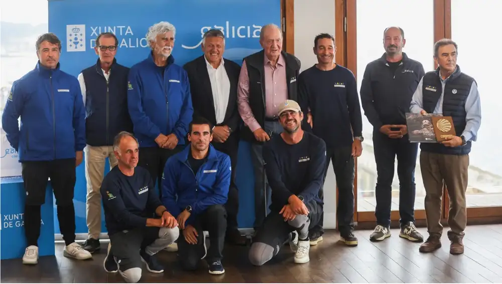 El Rey Don Juan Carlos durante la entrega de trofeos de la regata Turismo de Galicia donde el 'Bribón'