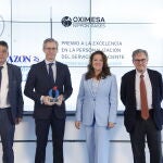 David García Prieto, tras recibir el galardón, junto a Sergio Alonso, Fátima Matute y Francisco Marhuenda