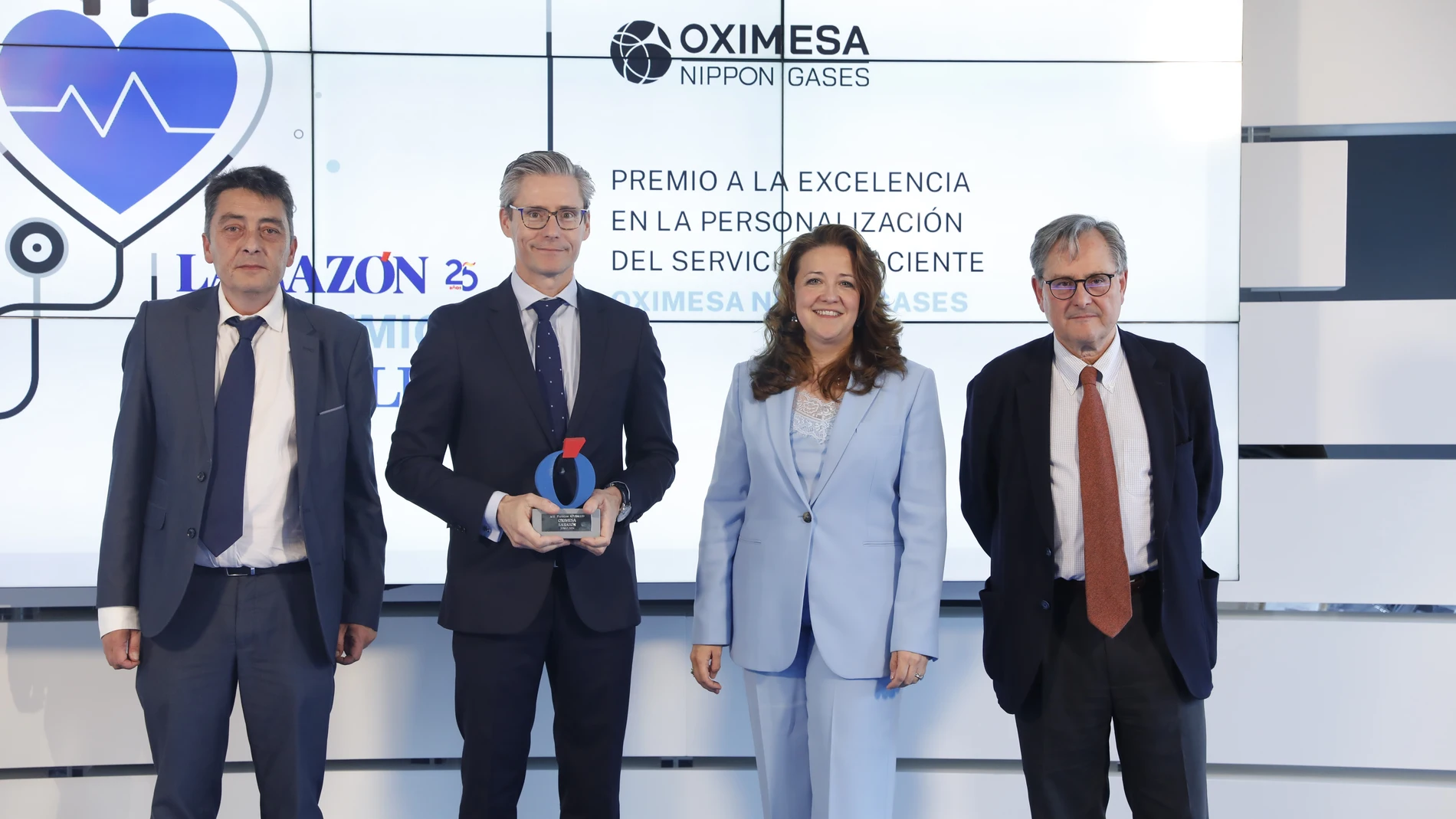 David García Prieto, tras recibir el galardón, junto a Sergio Alonso, Fátima Matute y Francisco Marhuenda