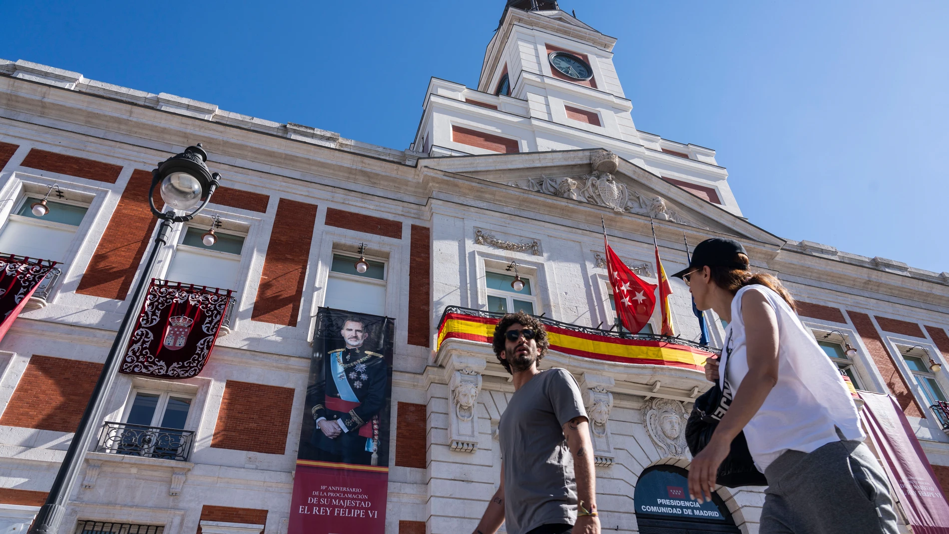 La Comunidad de Madrid engalana la fachada de la Real Casa de Correos en el décimo aniversario de la proclamación del Rey Felipe VI