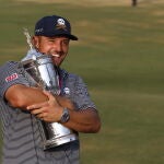 Bryson DeChambeau, con el trofeo de campeón del Abierto de Estados Unidos