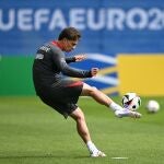 Turkey's forward #19 Kenan Yildiz kicks the ball during a training session of Turkey's national football team ahead of the UEFA Euro 2024 football Championship at the team's base camp in Barsinghausen.