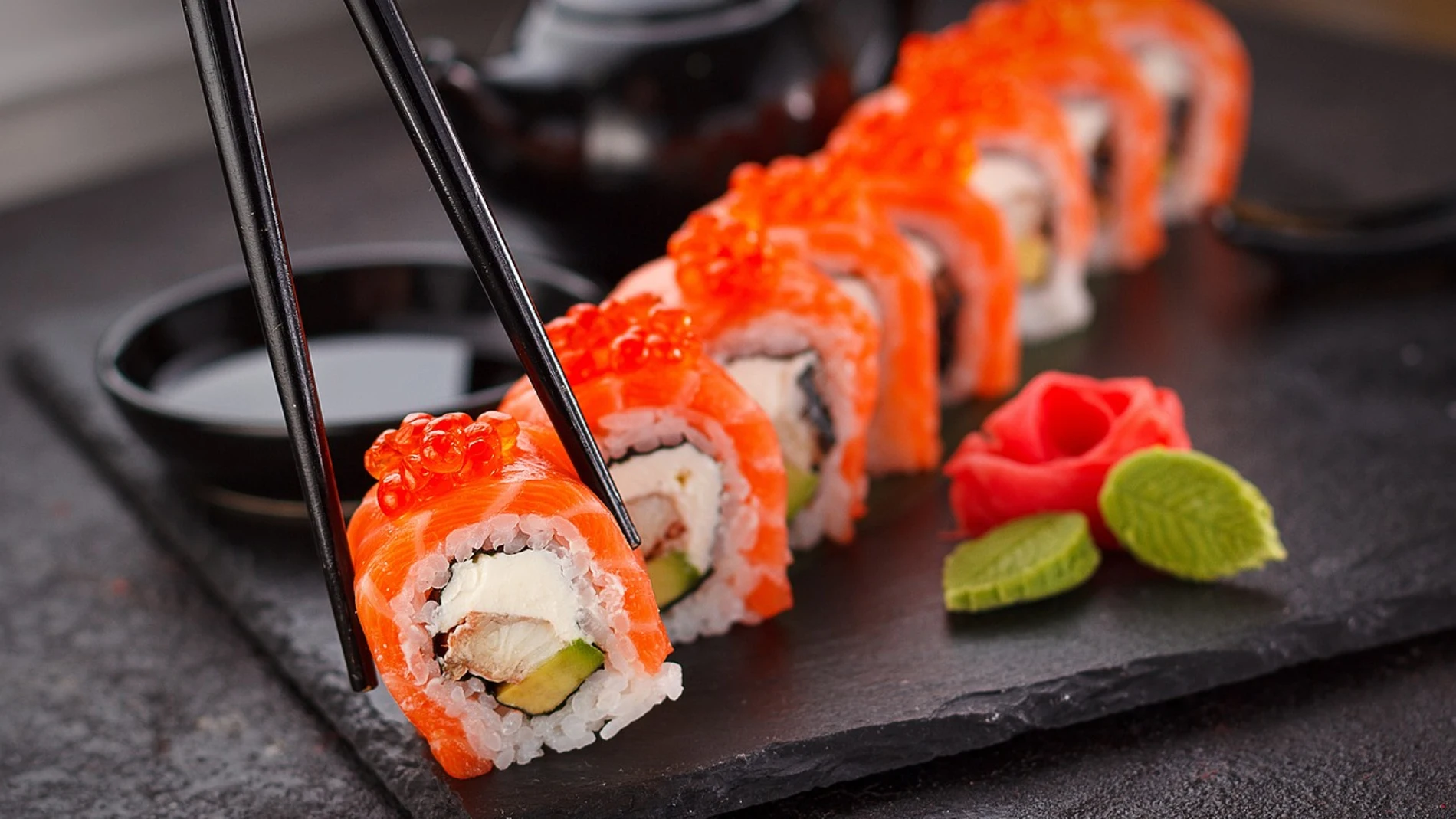 Sushi de salmón con aguacate