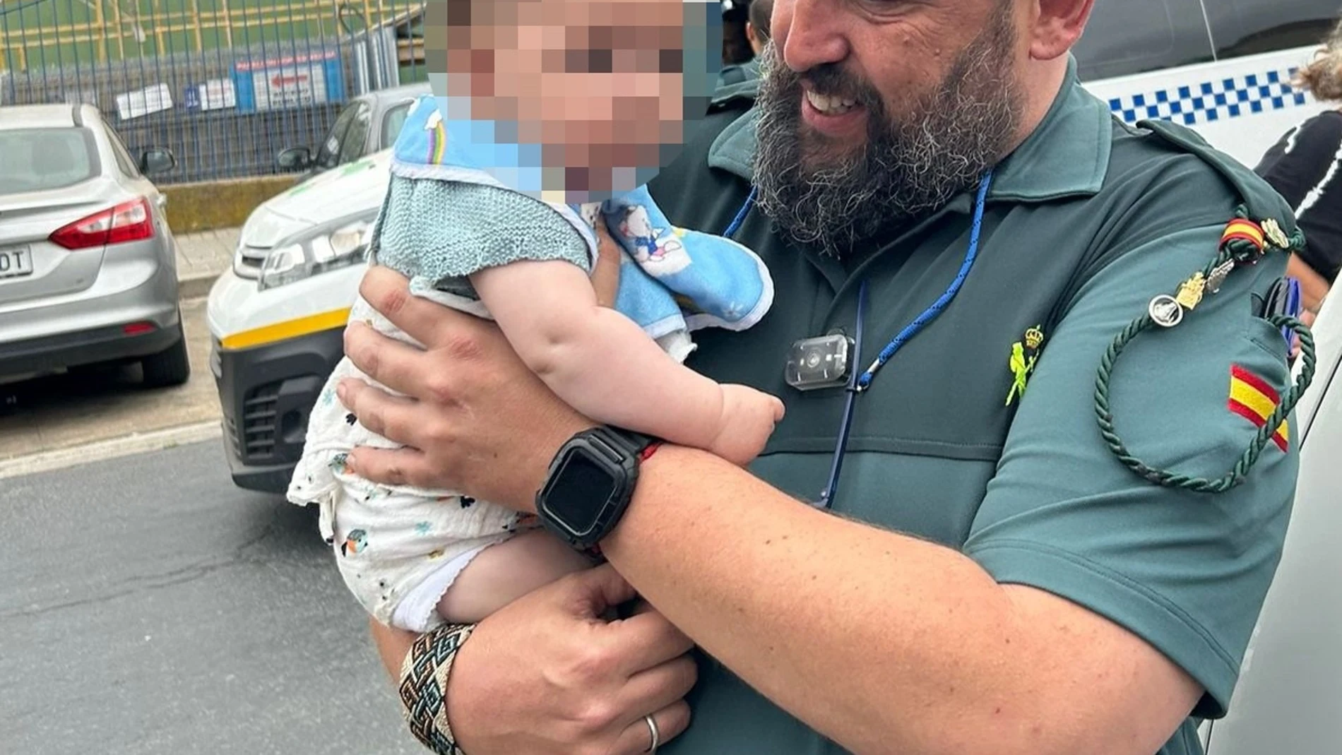 Agente de la Guardia Civil de Lepe (Huelva) con el bebé rescatado en brazos.GUARDIA CIVIL17/06/2024