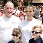 Los príncipes Alberto y Charlène reciben junto a sus hijos Jacques y Gabriella la llama olímpica a su paso por Mónaco