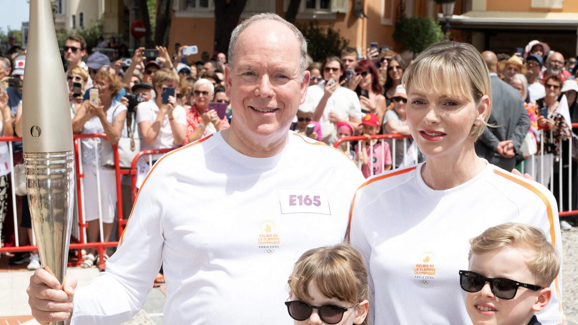 Los príncipes Alberto y Charlène reciben junto a sus hijos Jacques y Gabriella la llama olímpica a su paso por Mónaco