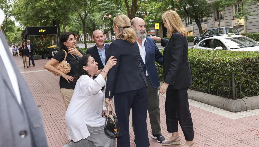 La mujer de Resines, Ana Pérez-Lorente, recibió con una genuflxión a las infantas Elena y Cristina