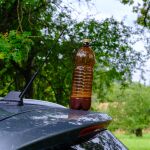 Botella de agua en el techo de un coche