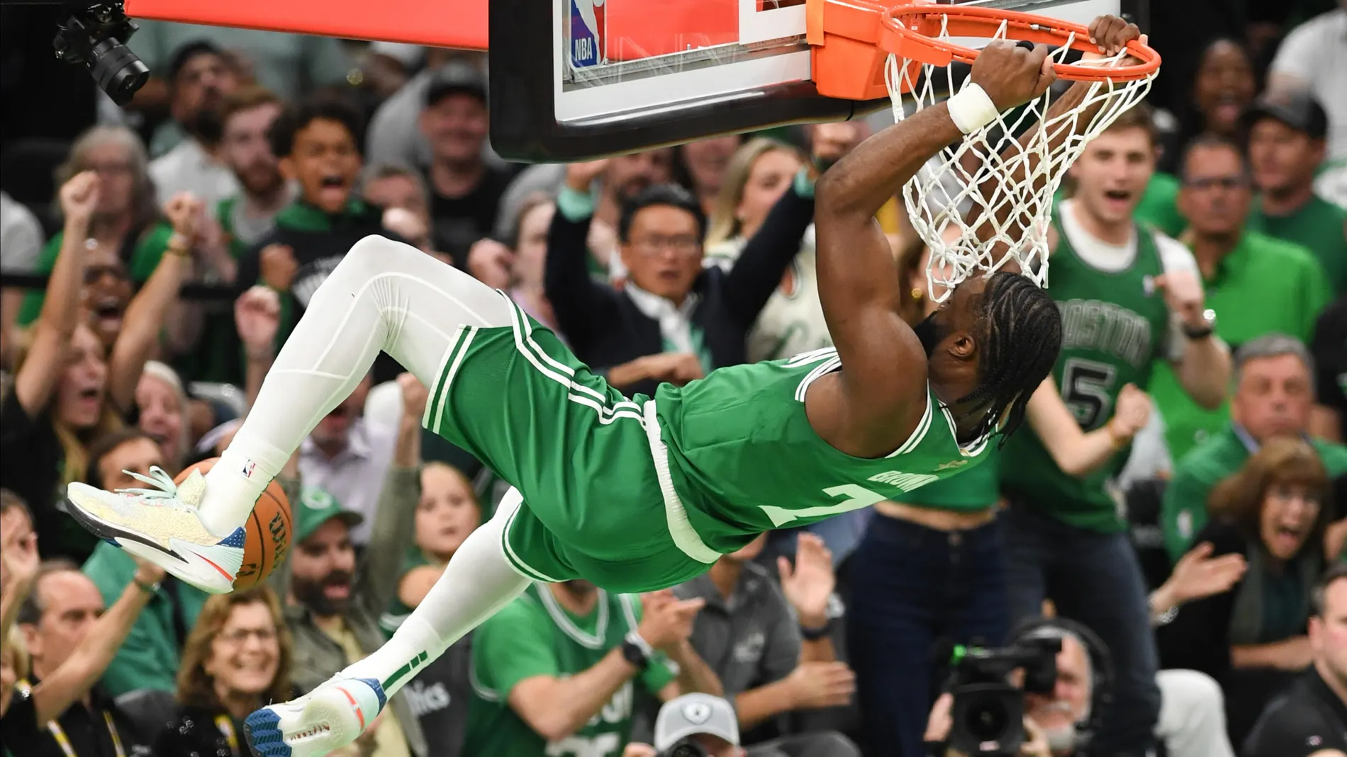Jaylen Brown, el MVP de las Finales, machaca el aro de los Mavericks