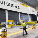 Un operario en la planta de Nissan en Ávila