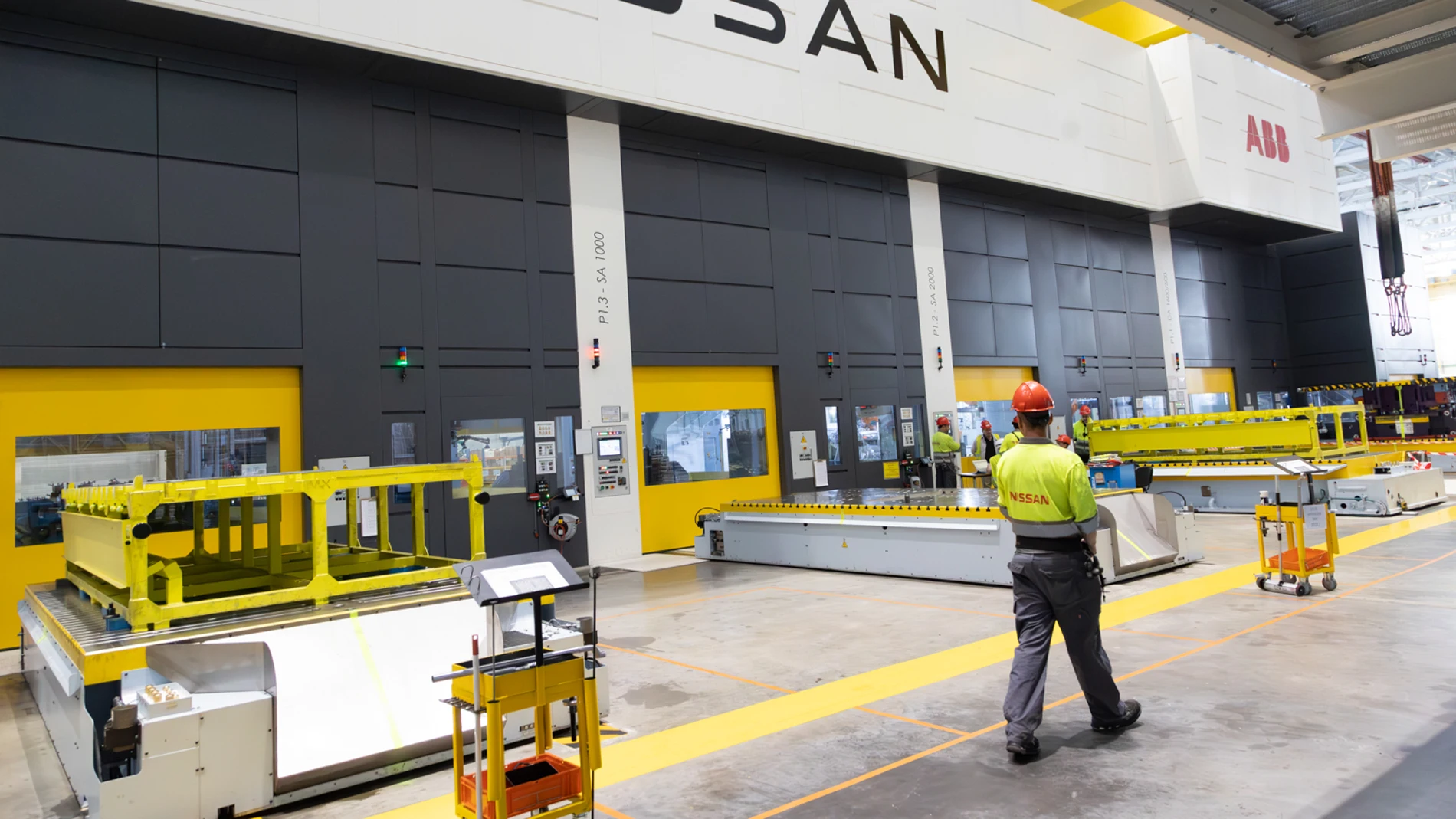 Un operario en la planta de Nissan en Ávila