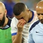 Mbappé, en el momento de su retirada del campo en el partido ante Austria