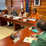González Corral preside la Mesa de las Telecomunicaciones en presencia de Ángeles Armisén y Jorge Llorente