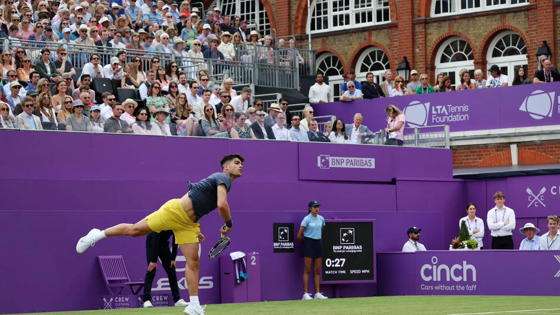 Alcaraz ejecuta un servicio en Queen`s