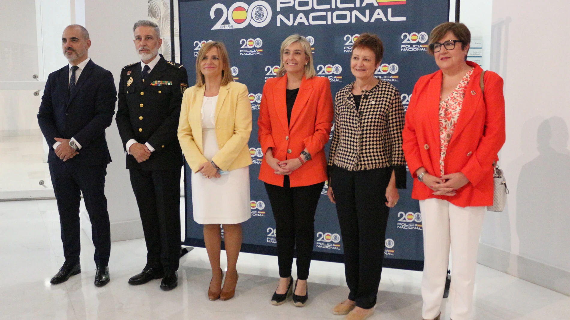 La delegada del Gobierno junto a la consellera de Interior, en el centro de la imagen