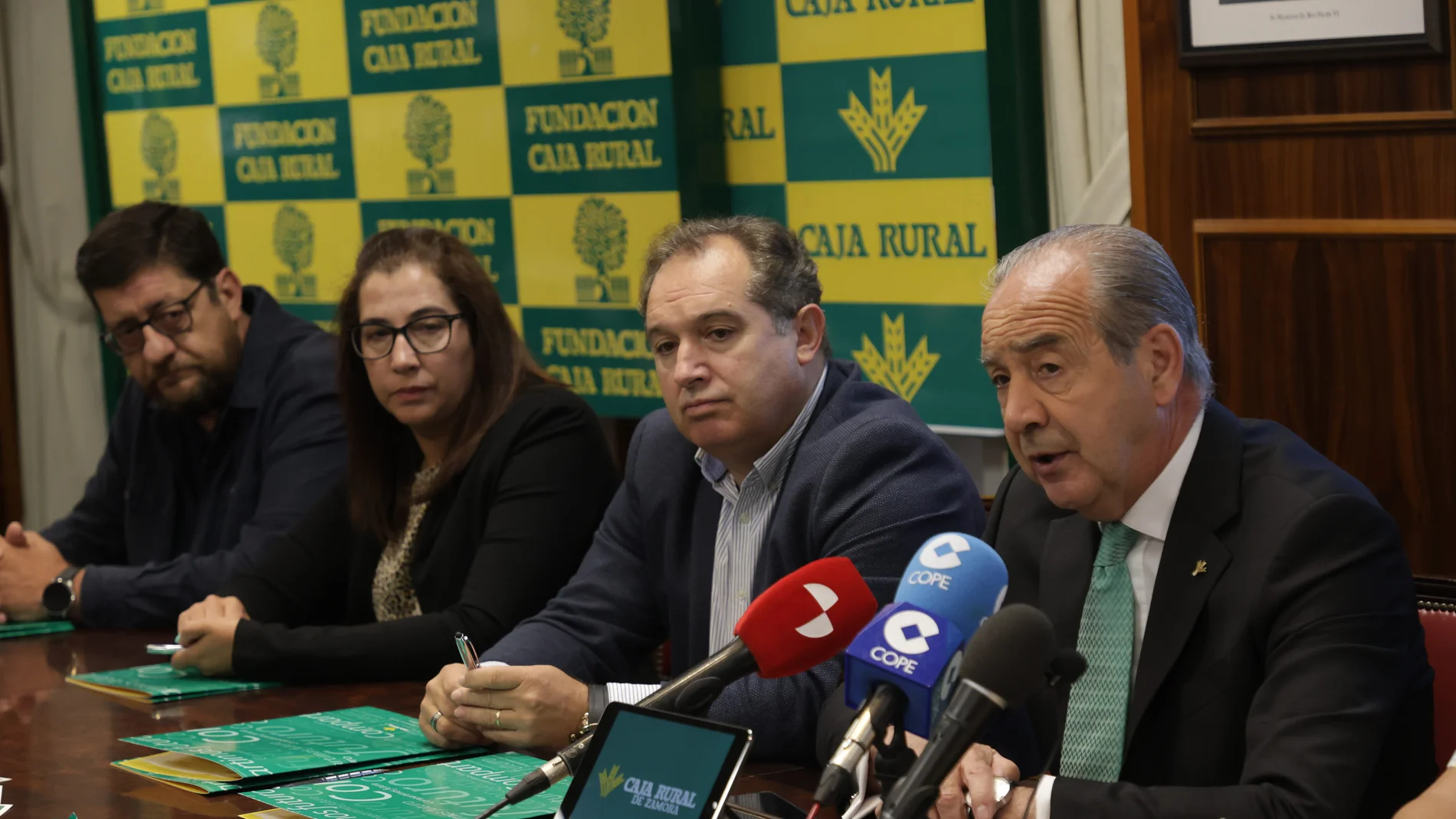 El director general de Caja Rural de Zamora, Cipriano García, presenta el nuevo acuerdo Leader