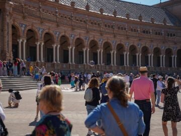 Decenas de visitantes en la Plaza de España de Sevilla, uno de los puntos neurálgicos del turismo en Sevilla
