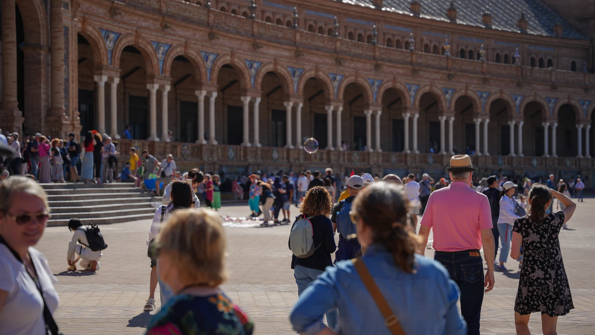 Decenas de visitantes en la Plaza de España de Sevilla, uno de los puntos neurálgicos del turismo en Sevilla