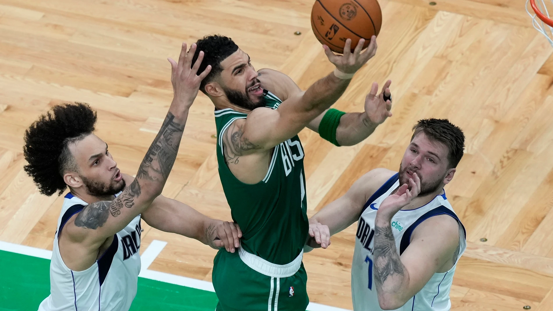 Jayson Tatum se dispone a anotar ante Doncic y Lively