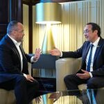  El presidente del Parlament, Josep Rull (i), abrió hoy su ronda de consultas recibiendo a la líder del PP, Alejandro Fernández (d), con el encargo de proponer un candidato a la presidencia de la Generalitat de cara al primer debate de investidura previsto para el 25 de junio. 