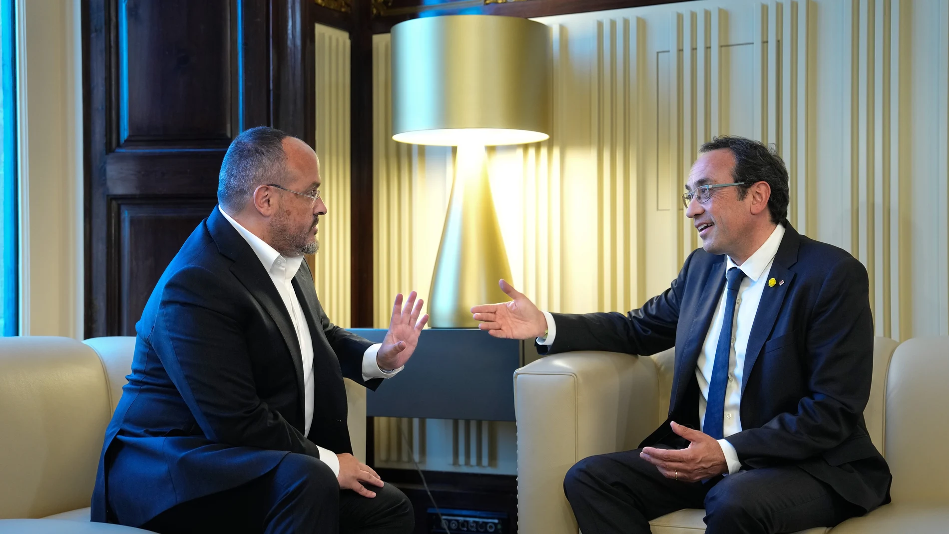 El presidente del Parlament, Josep Rull (i), abrió hoy su ronda de consultas recibiendo a la líder del PP, Alejandro Fernández (d), con el encargo de proponer un candidato a la presidencia de la Generalitat de cara al primer debate de investidura previsto para el 25 de junio.