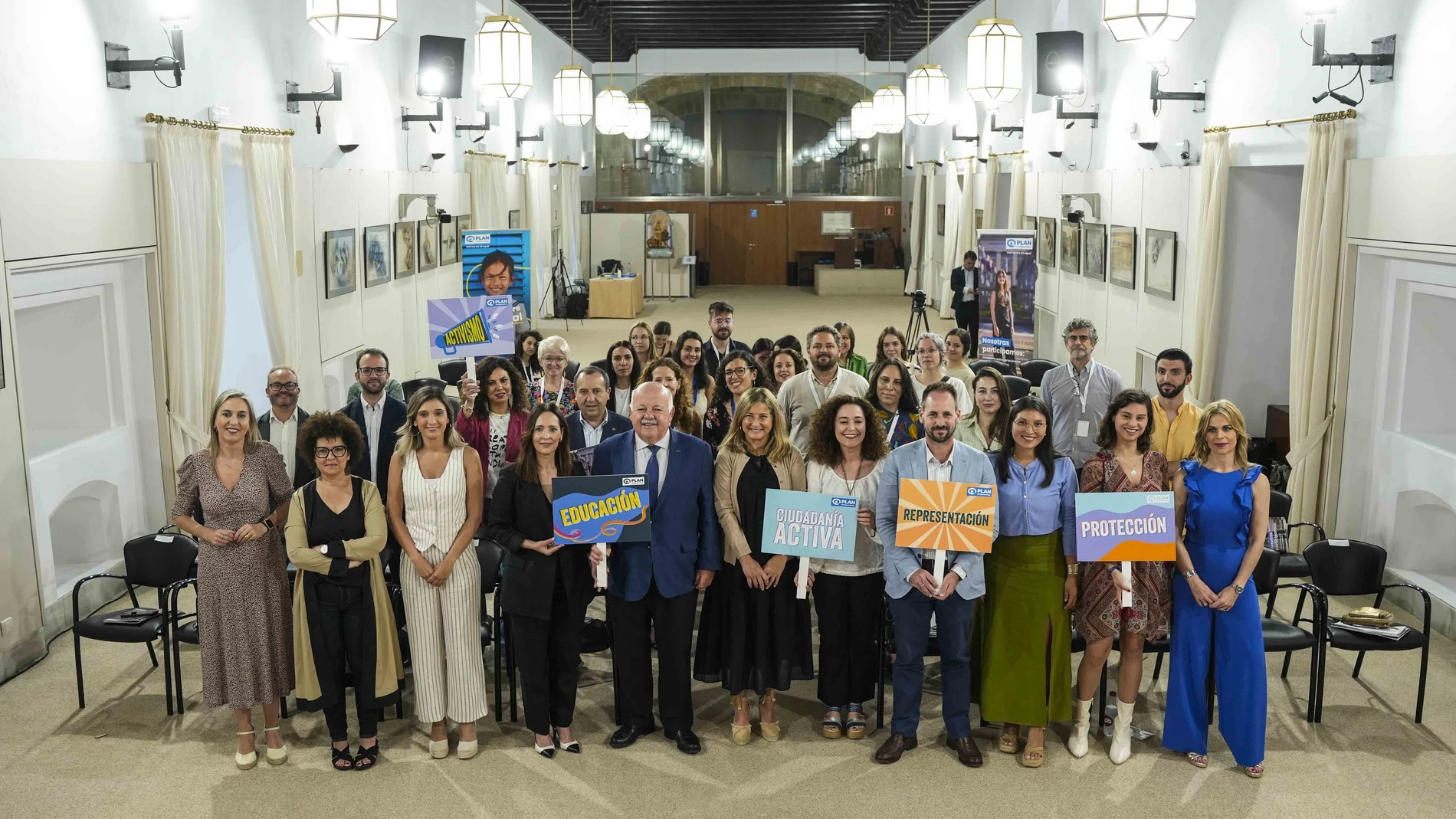Foto de familia tras la presentación del informe en el Parlamento andaluz