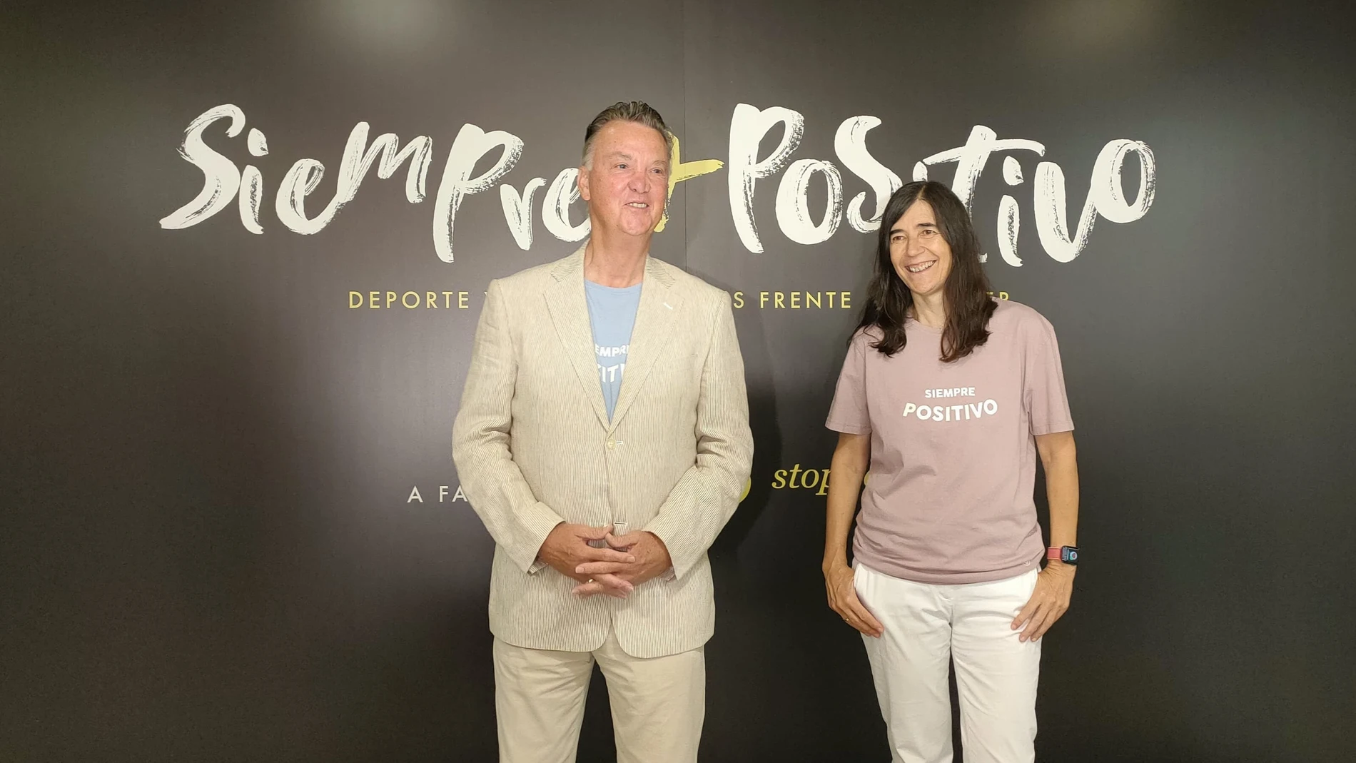 El exfutbolista, Louis Van Gaal, y la directora del CNIO, María Blasco, en la presentación de la campaña 'Siempre + Positivo' EUROPA PRESS 19/06/2024