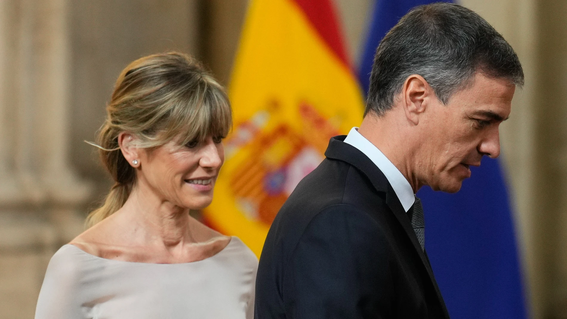 MADRID, 19/06/2024.- El presidente del Gobierno, Pedro Sánchez (d), junto a su mujer Begoña Gómez (i) a su llegada a la ceremonia de entrega de las condecoraciones al mérito civil en el Palacio Real en Madrid donde se conmemora el décimo aniversario del reinado de Felipe VI, este miércoles. El rey Felipe VI, junto a la reina Letizia y sus hijas, conmemora el décimo aniversario de su reinado con el relevo solemne de la Guardia Real, la imposición de condecoraciones a ciudadanos desconocidos y ...