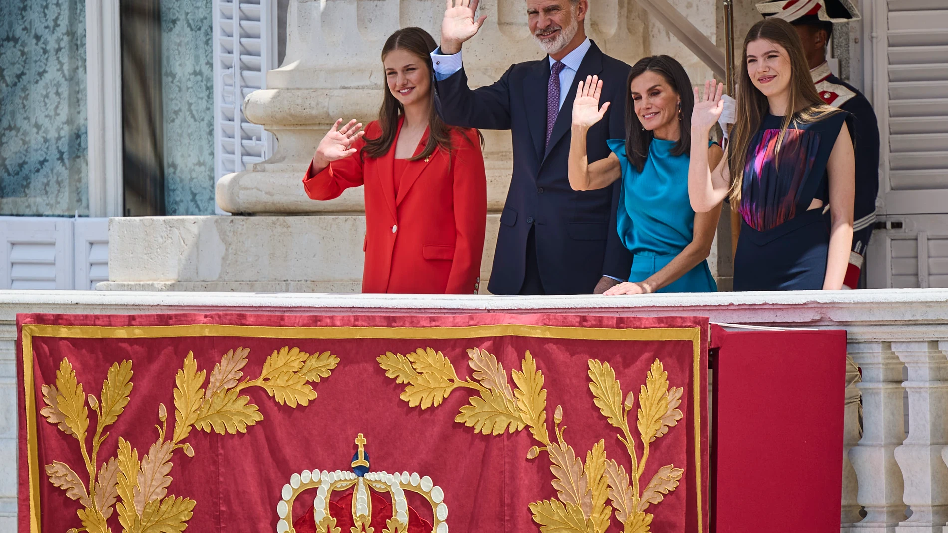 Sus Majestades los Reyes, D. Felipe VI y Doña Letizia acompañados de sus Altezas Reales la Princesa de Asturias, Leonor y la Infanta Doña Sofía asisten al relevo solemne de la Guardia Real, con ocasión del X aniversario de la Proclamación de Su Majestad el Rey. © Alberto R. Roldán / Diario La Razón. 19 06 2024