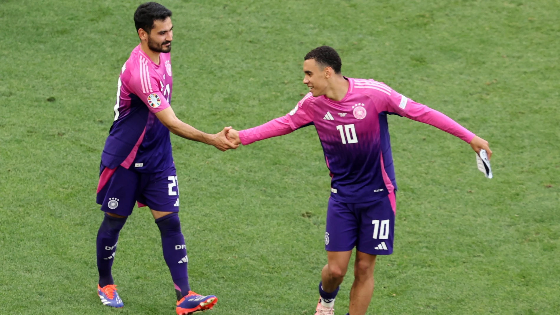Stuttgart (Germany), 19/06/2024.- The goalscorers of Germany Jamal Musiala (R) and Ilkay Gundogan (L) shake hands after the UEFA EURO 2024 Group A soccer match between Germany and Hungary, in Stuttgart, Germany, 19 June 2024. (Alemania, Hungría) EFE/EPA/MOHAMED MESSARA