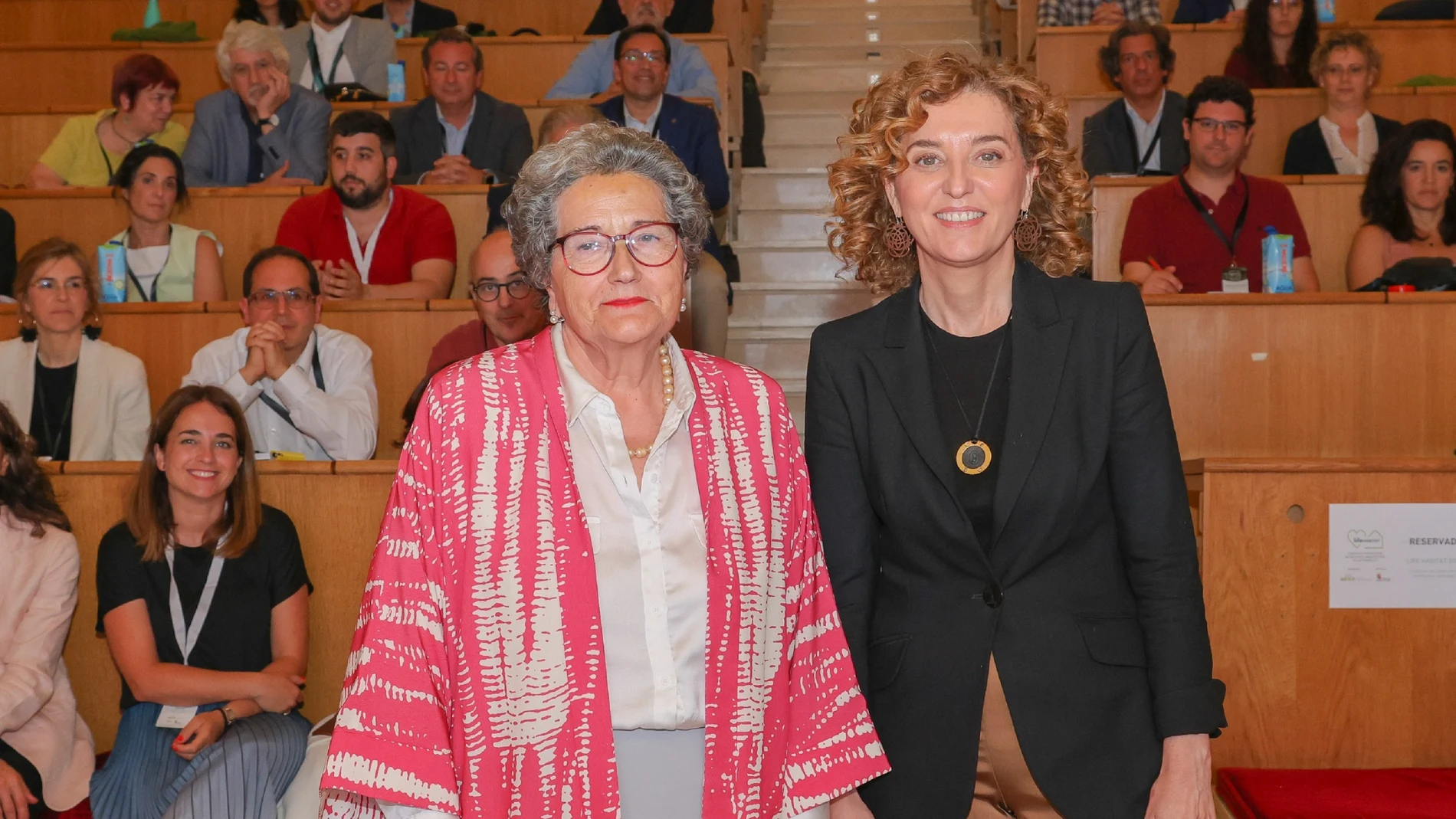 La presidenta del Consejo Asesor de AEICE, Charo Eras Celemín (i), junto a la directora general de Vivienda, Arquitectura, Ordenación del Territorio y Urbanismo, María Pardo, en la clausura del V Congreso Internacional Life Hábitat