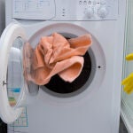 La lavadora es uno de los electrodomésticos imprescindibles en el hogar y se debe conocer su funcionamiento para lavar bien la ropa