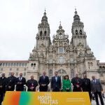 El presidente Fernández Mañueco junto a Alfonso Rueda, los obispos Mario Iceta y Francisco J. Prieto, y la alcaldesa de Santiago, Goretti Sanmartín, entre otros