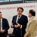 El consejero de Medio Ambiente, Vivienda y Ordenación del Territorio, Juan Carlos Suárez-Quiñones, presenta el proyecto ''Monitor Cambio Climático-Cambio Global'', junto al rector de la Universidad de Salamanca, Juan Manuel Corchado.