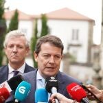 Mañueco atiende a la prensa tras asistir a la inauguración de "Hospitalitas" en Santiago de Compostela