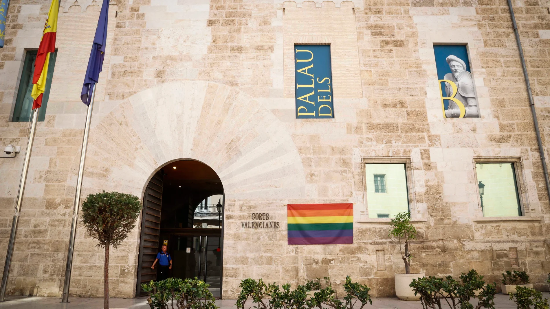 Vox asegura que la colocación de la bandera LGTBi en Les Corts es ilegal y el PP dice que se va a quedar