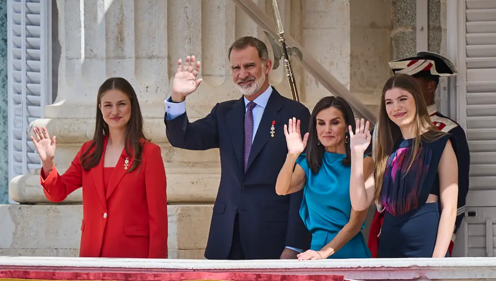 Sus Majestades los Reyes, D. Felipe VI y Doña Letizia acompañados de sus Altezas Reales la Princesa de Asturias, Leonor y la Infanta Doña Sofía asisten al relevo solemne de la Guardia Real, con ocasión del X aniversario de la Proclamación de Su Majestad el Rey. © Alberto R. Roldán / Diario La Razón. 19 06 2024