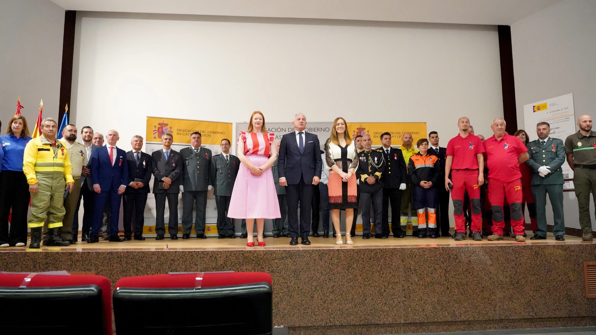 El delegado del Gobierno en Castilla y León, Nicanor Sen, preside, junto a Virginia Barcones e Irene Cortes la entrega de las Medallas al Mérito de la Protección Civil
