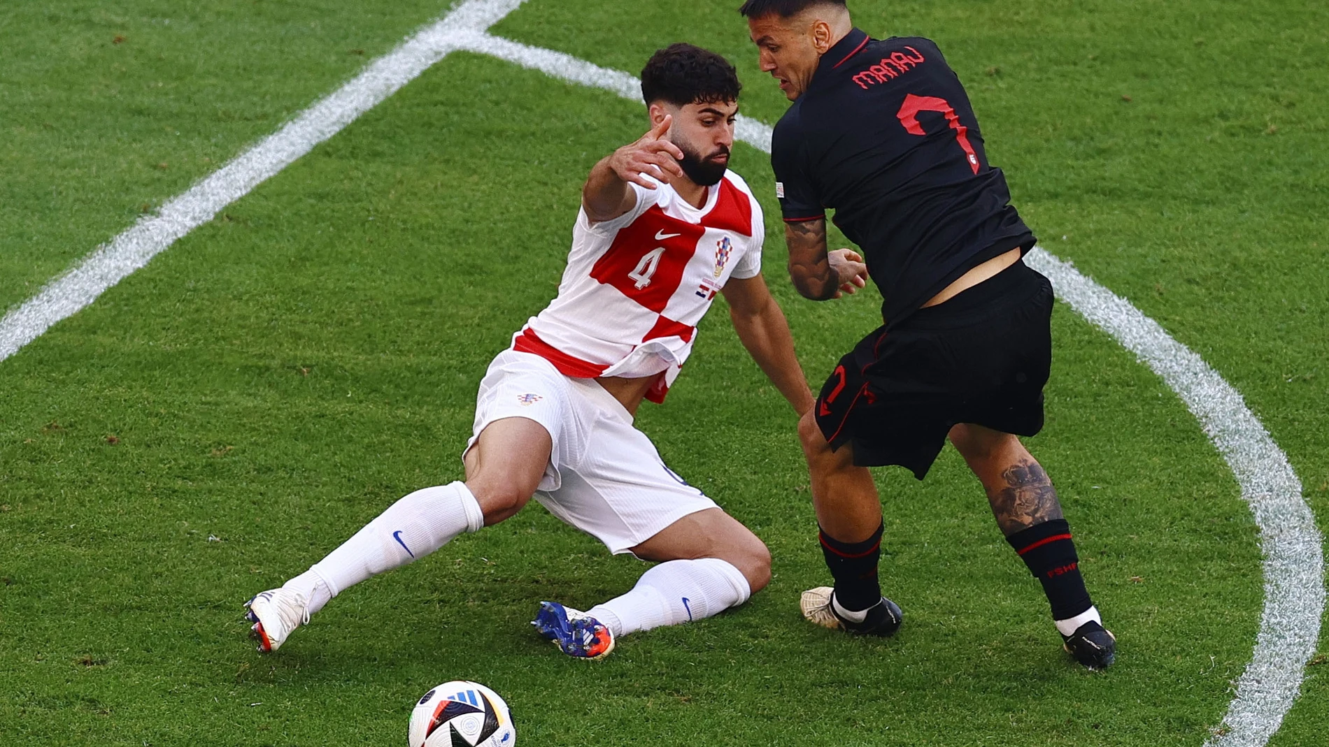 Manaj al borde del área rival