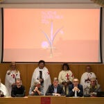 Los concejales de Turismo y de Fiestas del Ayuntamiento de Ponferrada, Iván Alonso (3D), Carlos Cortina (2D), junto a los representantes de las diferentes asociaciones templarias de la ciudad, durante la presentación del programa de la Noche Templaria