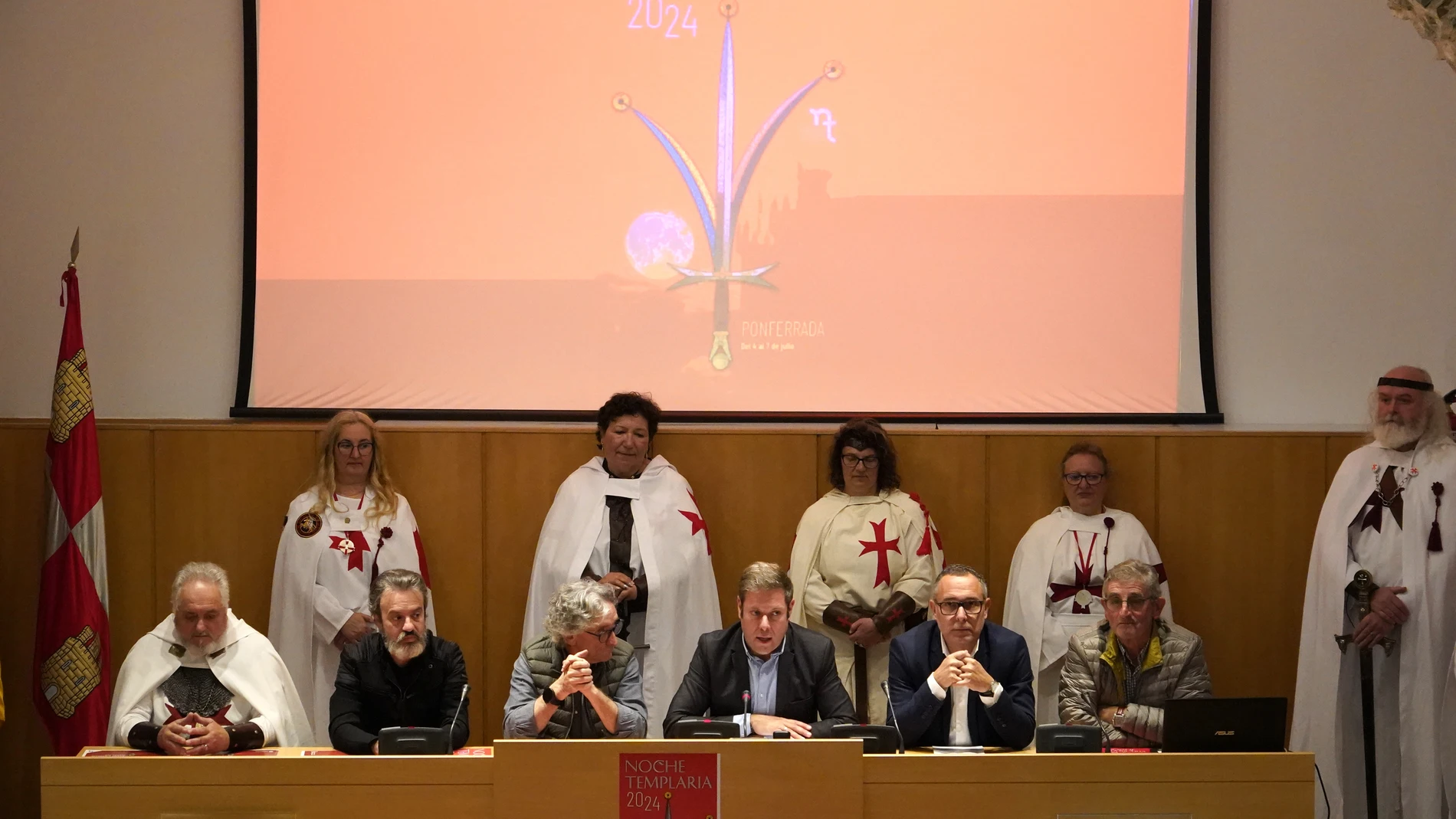 Los concejales de Turismo y de Fiestas del Ayuntamiento de Ponferrada, Iván Alonso (3D), Carlos Cortina (2D), junto a los representantes de las diferentes asociaciones templarias de la ciudad, durante la presentación del programa de la Noche Templaria