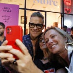 Robbie Williams expone en Barcelona sus obras de arte sobre salud mental